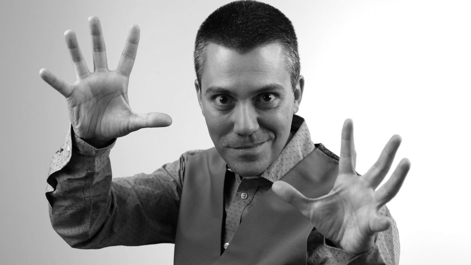 Saverio Raimondo: “La stand up è comicità da bar. E proprio per questo è viva”